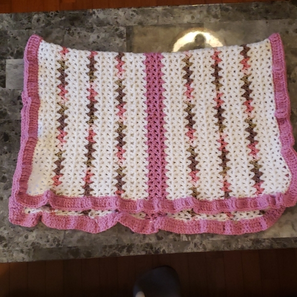 Hand made soft and cuddly baby blanket and beanie - Picture 3 of 3